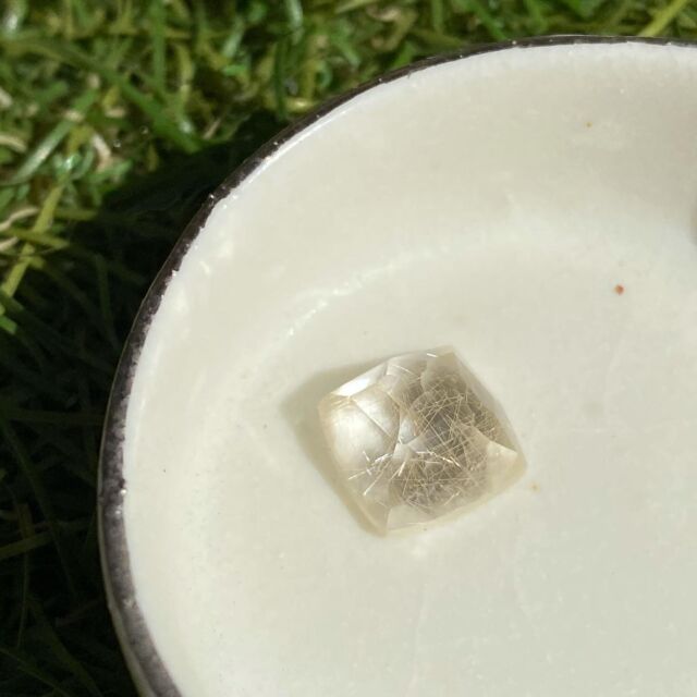 個性的なハンドカットが施されたルチルクォーツ Tsumugu